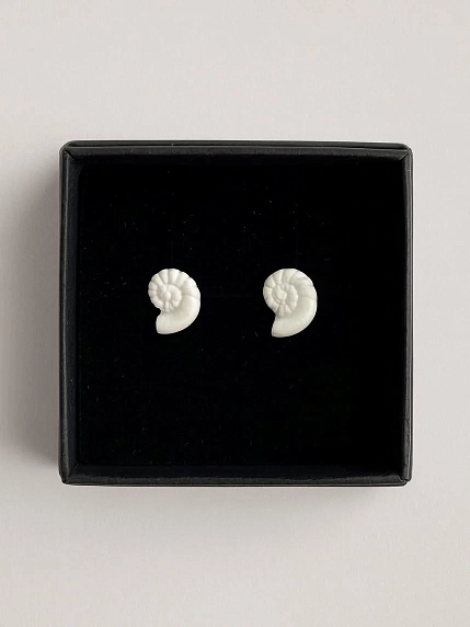Сережки-гвоздики Сквот керамика «Ракушки-завитки», белые, фарфор, в ассортименте, фото 1.