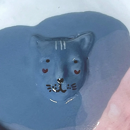 Тарелка ручной работы Мария Гордеева с фигуркой Котик, серо-розовая, полуфарфор, 13 см, фото 2.