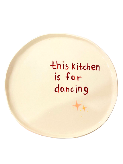 Тарелка ручной работы «This kitchen is for dancing», керамика, 21 см, фото 1.