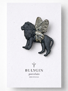Брошь ручной работы Bulygin «Лев», фарфор, чёрно-серебристая