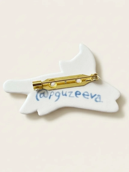 Брошь ручной работы Полина Гузеева «Котик с сердечком», голубая, фарфор, фото 2.