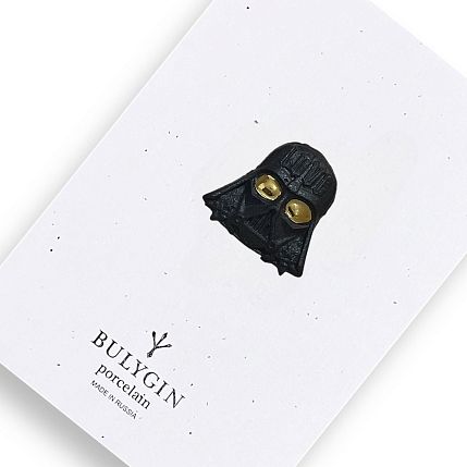 Брошь ручной работы Bulygin «Дарт Вейдер», фарфор, чёрно-золотистая, фото 1.