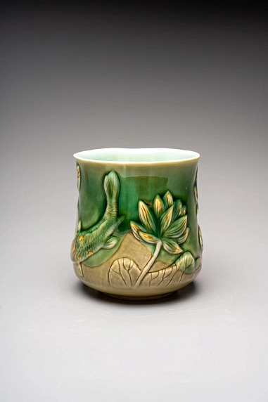 Кружка ручной работы Керамика Александры Пылиной «Лотос и карп», оливковая, фарфор, 430 мл, фото 2.