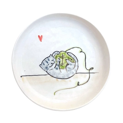 Тарелка ручной работы НАДО ЖЕ Котик с клубочком, керамика, 13-14 см, фото 1.