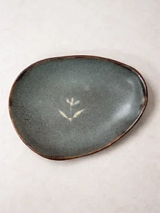 Тарелка ручной работы Кимбриа «Белый цветок», серая, керамика, 19 см