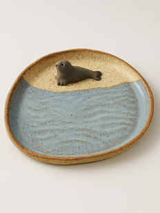 Тарелка с фигуркой внутри Нерпа, бежевая в крапинку, керамика, 21 см
