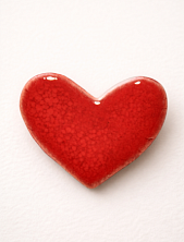 Брошь ручной работы Elizabeth Madar Сердце, красная, керамика