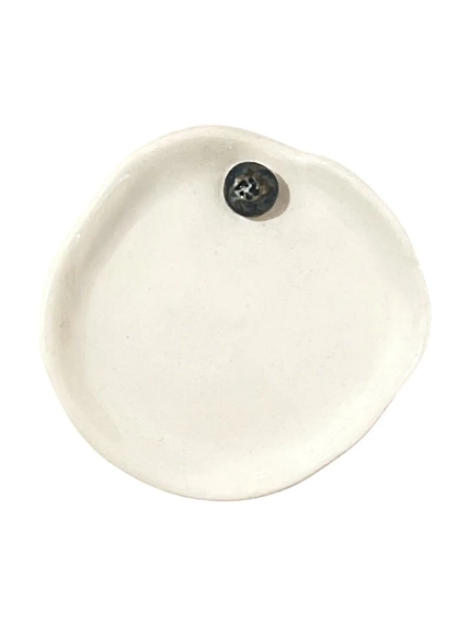 Блюдце ручной работы Катя Вебер с черникой, белое, керамика, 8 см, фото 1.