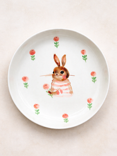 Тарелка ручной работы с бортиком Зайка с розовыми ягодками, белая, фарфор, 16 см