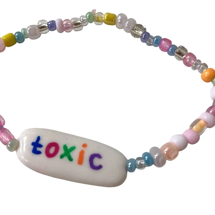 Браслет ручной работы Радость Рядом с надписью «Toxic», полимерная глина, бисер, фото 2.