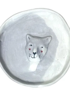 Тарелка ручной работы Мария Гордеева с фигуркой Котик, сиреневая, полуфарфор, 13 см