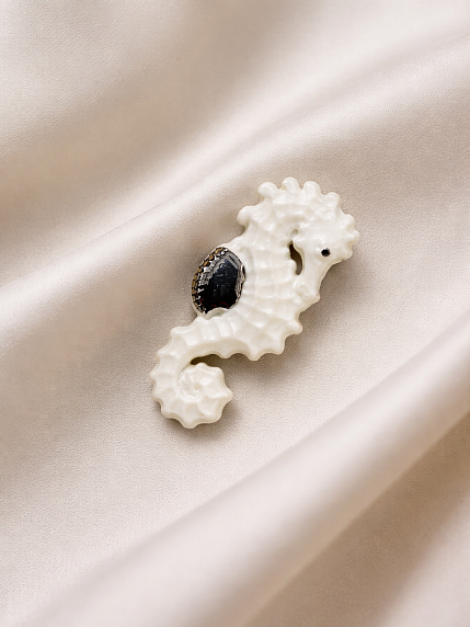 Брошь ручной работы Bulygin «Морской конёк», бело-серебристая, фарфор, фото 2.