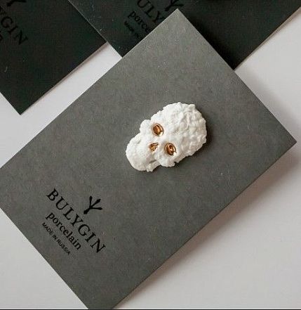 Брошь ручной работы Bulygin «Череп» малая, фарфор, бело-золотистая, фото 3.