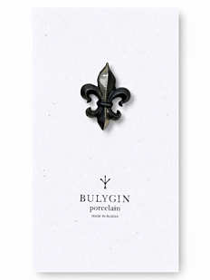 Брошь ручной работы Bulygin «Геральдическая лилия», фарфор, чёрно-серебристая