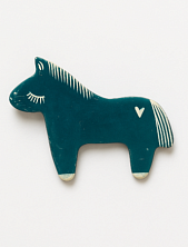 Брошь ручной работы Лошадка с сердечком, тёмно-зелёная, керамика