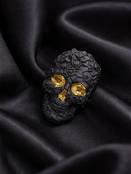 Брошь ручной работы Фарфор Булыгина «Череп» малая, чёрно-золотистая, фото 3.