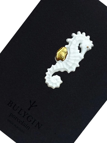 Брошь ручной работы Фарфор Булыгина «Морской конёк», бело-золотистая, фото 3.