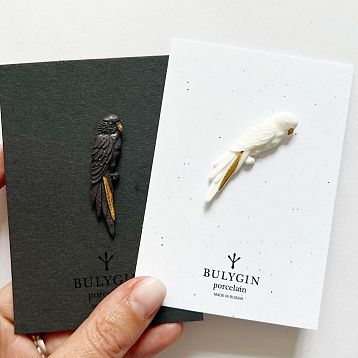 Брошь ручной работыФарфор Булыгина «Попугай», бело-золотистая, фото 4.