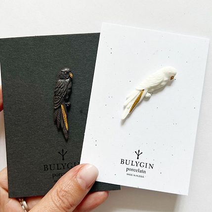 Брошь ручной работы Bulygin «Попугай», фарфор, бело-золотистая, фото 3.