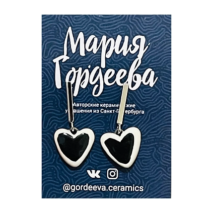 Серёжки-гвоздики Мария Гордеева Сердечки, на планке, керамика, чёрные с белым, фото 1.