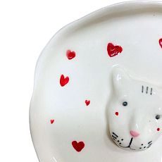 Тарелка ручной работы с фигуркой Котик, белая в красное сердечко, полуфарфор, 13 см