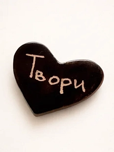 Брошь ручной работы Elizabeth Madar сердечко «Твори», черный, керамика