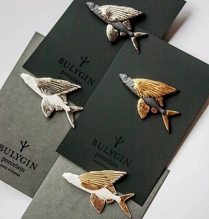 Брошь ручной работы Фарфор Булыгина «Летучая рыба», чёрно-золотистая, фото 4.