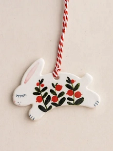 Ёлочная игрушка Elizabeth Madar «Зайчик с ягодами», 6 см, керамика