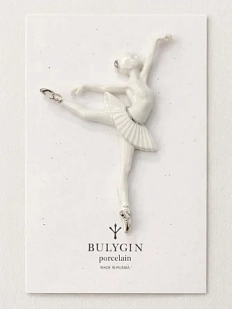 Брошь ручной работы Фарфор Булыгина «Балерина Па №3», бело-серебристая