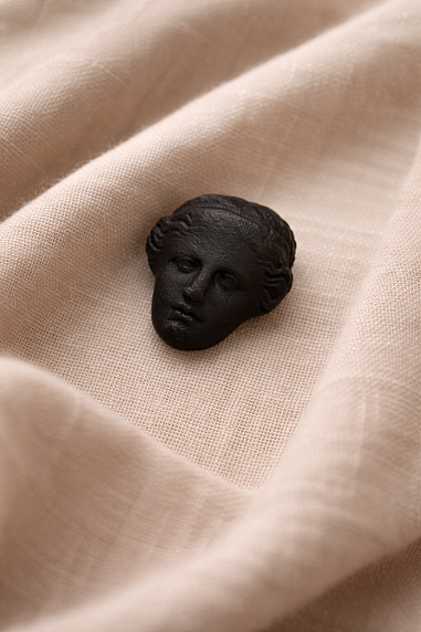 Брошь ручной работы Bulygin «Венера», чёрная, фарфор, фото 2.