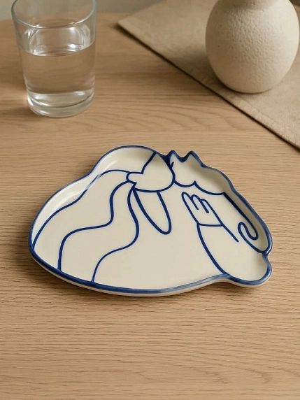 Фигурная тарелка ручной работы ЮЛЬНИКА (JULNIKA) «Человек и котик», полуфарфор, 21 см, фото 2.
