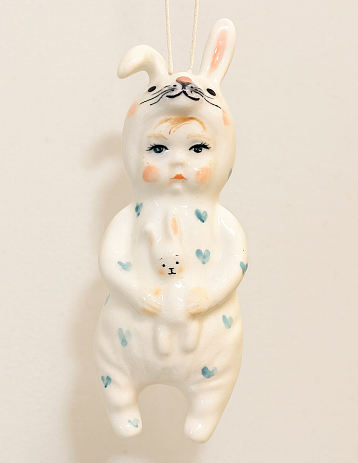 Ёлочная игрушка из фарфора «Малыш в костюме зайчика», 12 см, фото 1.