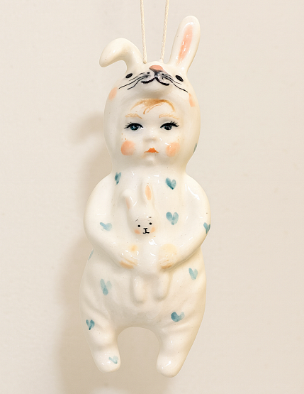 Ёлочная игрушка из фарфора «Малыш в костюме зайчика», 12 см, фото 1.