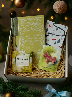 Подарочный набор на Новый год с книгой «Маленькая хозяйка Большого дома», брошью и шоколадом