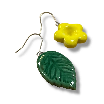 Серьги КерамЕлКа «Лепесток и жёлтый цветок», керамика, фото 3.