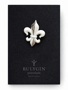 Брошь ручной работы Bulygin «Геральдическая лилия», бело-серебристая, фарфор
