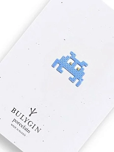 Брошь ручной работы Фарфор Булыгина «Захватчик» №2 малая, синяя