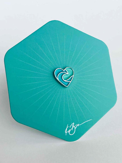 Значок «Сердечко с волной», бирюзовый, фото 1.