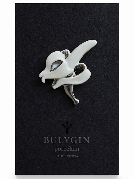 Брошь ручной работы Bulygin «Банан», бело-серебристая, фарфор, фото 1.