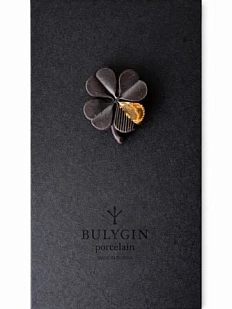 Брошь ручной работы Фарфор Булыгина «Клевер», чёрно-золотистая