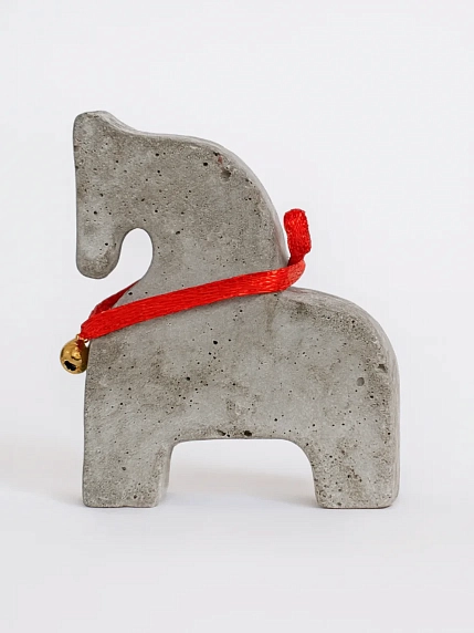 Бетонная статуэтка Легенда о розе «Лошадка», серая, фото 2.