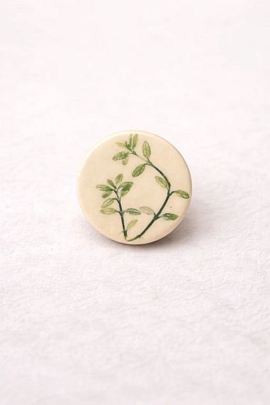 Брошь ручной работы Elizabeth Madar Оттиск трав с зеленью, керамика, фото 1.