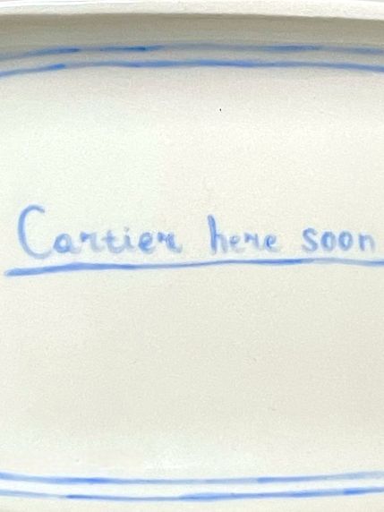 Блюдце ручной работы «Cartier here soon», керамика, 17 см, фото 2.