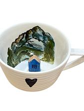 Чашка для чая ручной работы Мадам де Тюль с фигуркой внутри Домик у горы, белая, фарфор, 250 мл