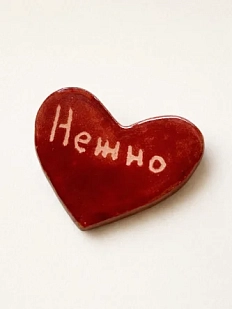 Брошь ручной работы Elizabeth Madar сердечко «Нежно», красный, керамика