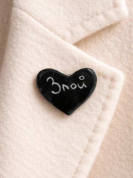 Брошь ручной работы Elizabeth Madar сердечко «Злой», чёрный, керамика, фото 2.