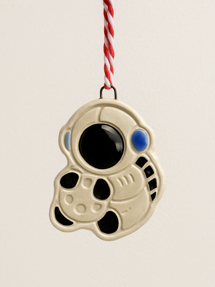 Игрушка на ёлку «Космонавт с луной», керамика, фото 1.