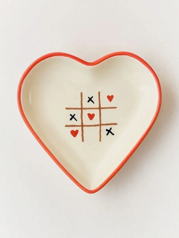 Тарелка ручной работы Ceramission в форме сердечка «Крестики / сердечки», керамика, 14см, фото 1.