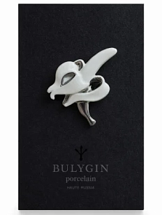 Брошь ручной работы Фарфор Булыгина «Банан», бело-серебристая