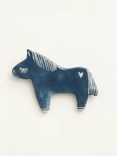 Брошь ручной работы Elizabeth Madar Лошадка с сердечком, синяя, керамика